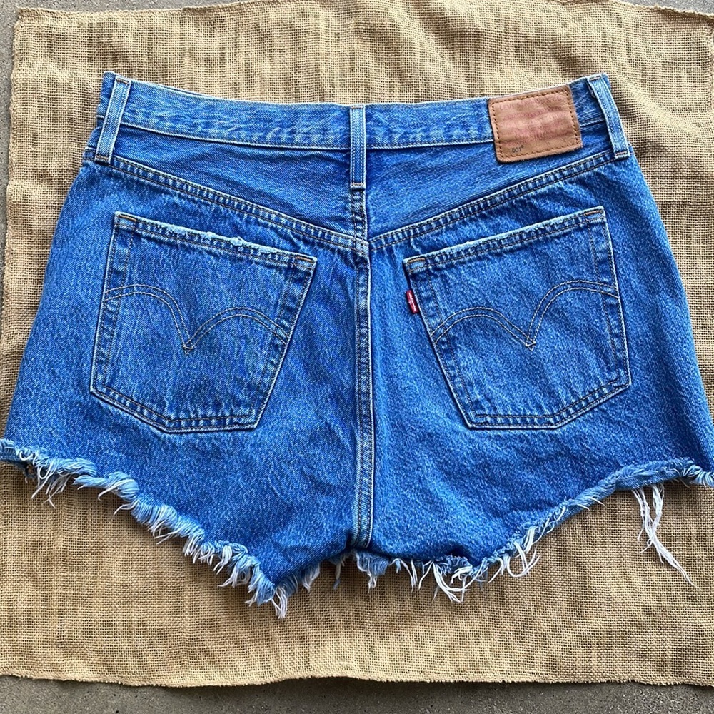 Levis Jeans Denim Button Fly Cut off Distressed Size 30 501 Shorts - Picture 9 of 9
